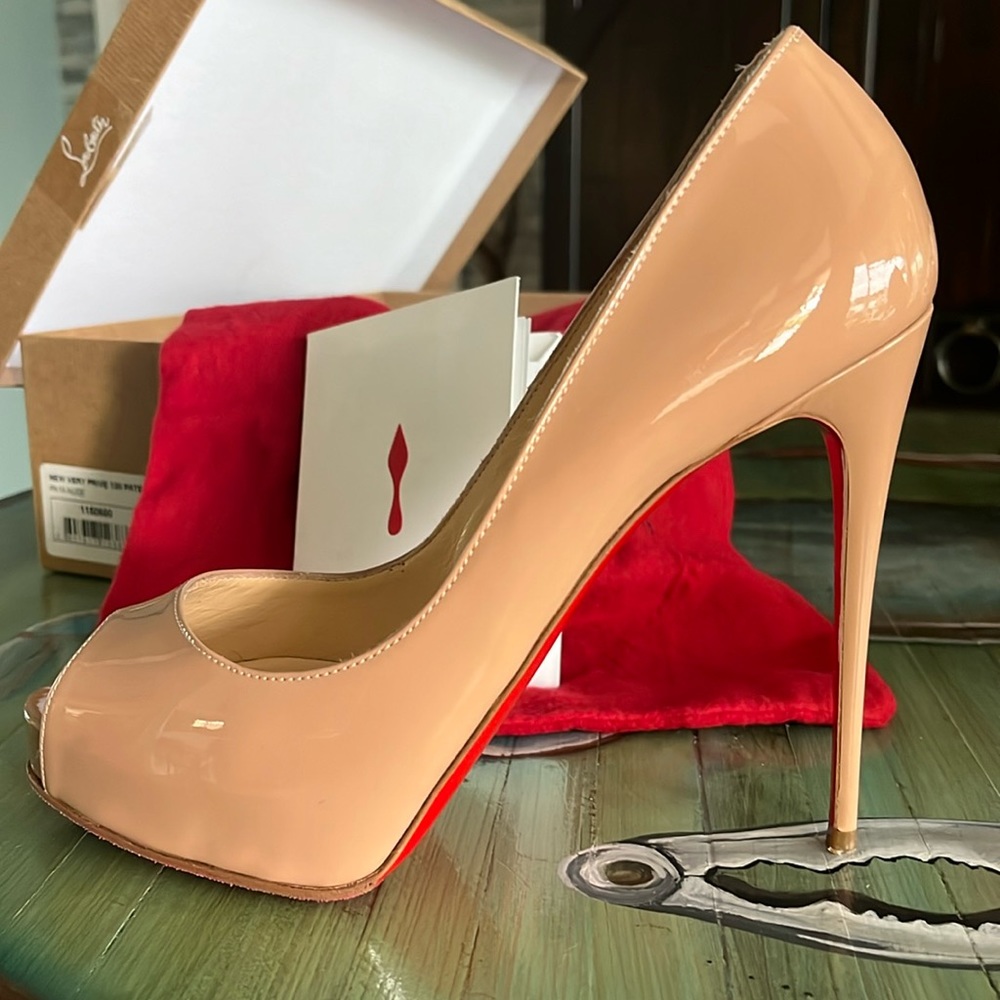 Christian Louboutin Prive EUC Nude peep toe 39
